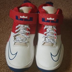 Size 6.5Y Lebron James Nike Sneakers